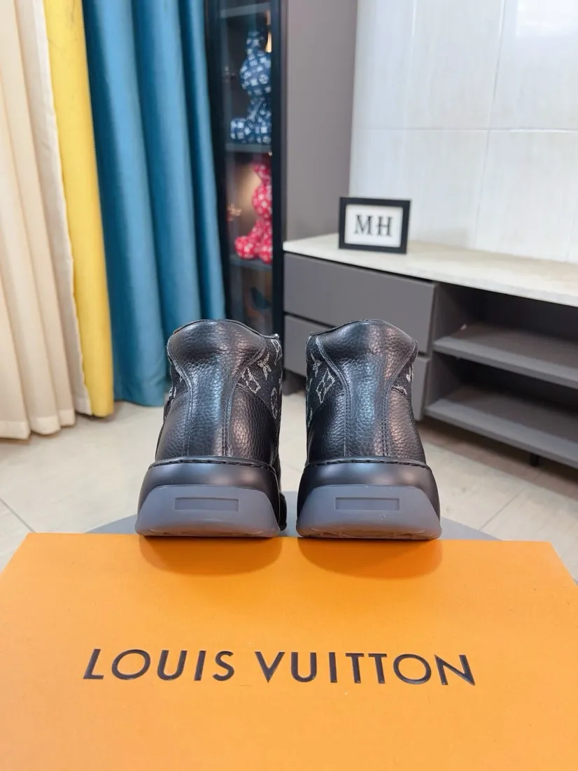 Men's shoes 💰438🌹🌹【LOUIS VUITTON】Same style on Louis Vuitton* official website🚹Men's high-top casual shoes❤️Same style as popular celebrities and big names ~ Best-selling at home and abroad Lv focuses on the checkerboard series...Imported first-layer cowhide with special fabrics➕Full sheep leather lining➕Brand-specific hollow outsole💎Produced by OEM The highest version🔍🔍Number of codes: 38-44,